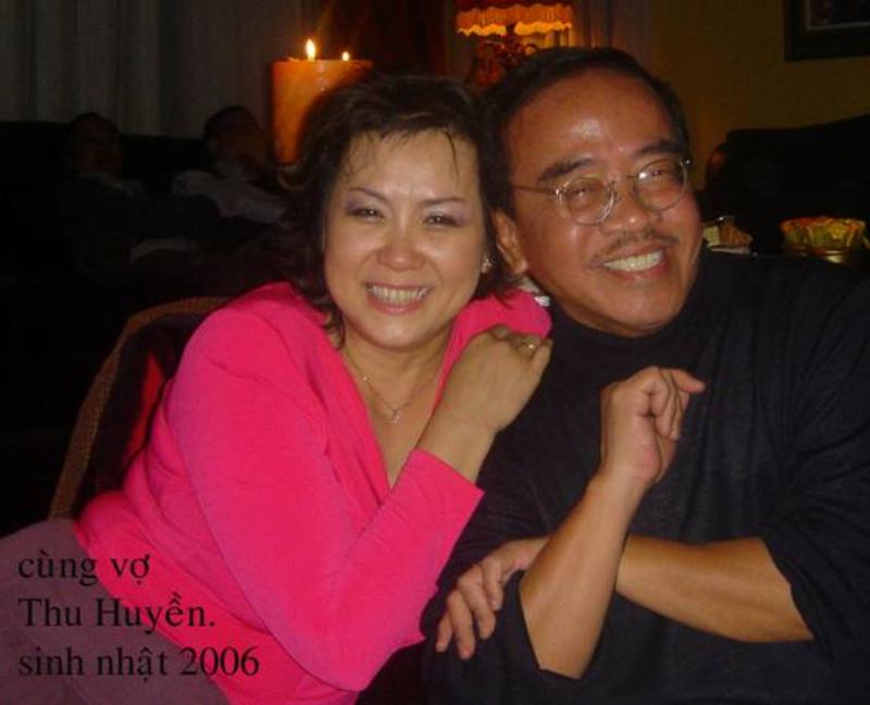 Hình ảnh một người đang ngồi viết nhật ký, bên cạnh là tai nghe hoặc loa nhỏ đang phát nhạc nhẹ nhàng, thể hiện việc kết hợp âm nhạc và viết lách để xử lý cảm xúc